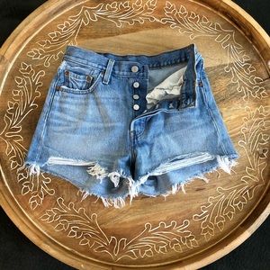 Levi’s 501 high waisted shorts 🌻